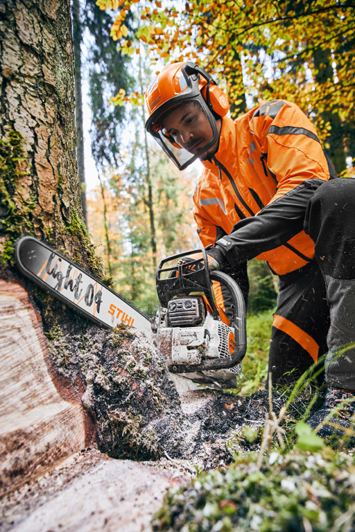 STIHL apsauginiai rūbai darbui miške su grandininiu pjūklu