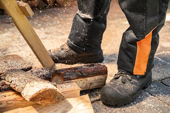 Apsauginiai darbiniai batai apsaugo nuo krintančių daiktų ar įsipjovimo
